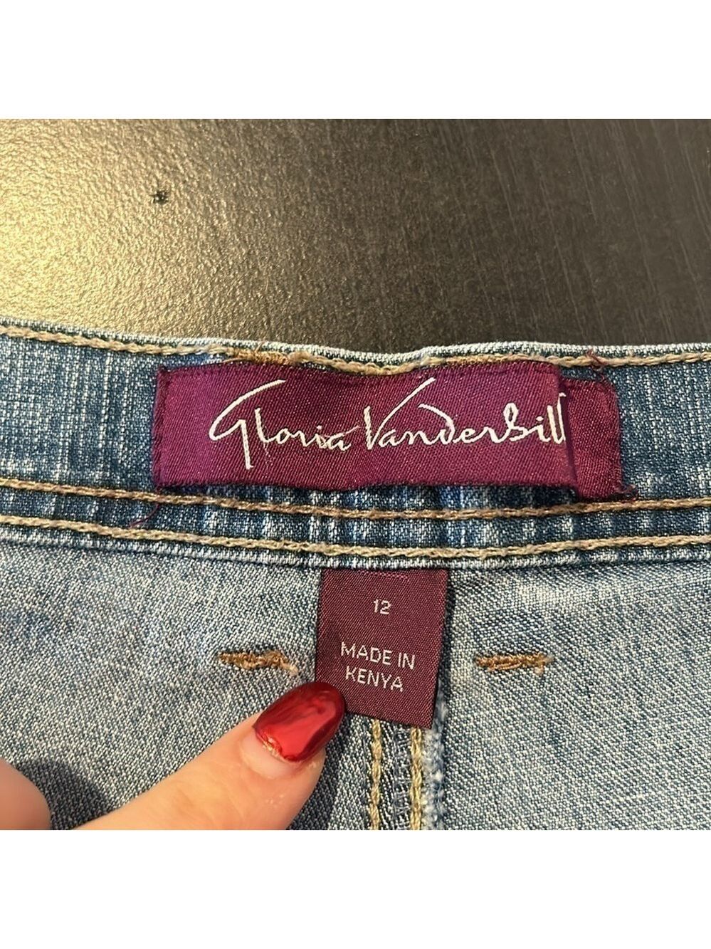 Gloria Vanderbilt Women's Light Wash Denim Capris Size 12 - Picture 3 of 3